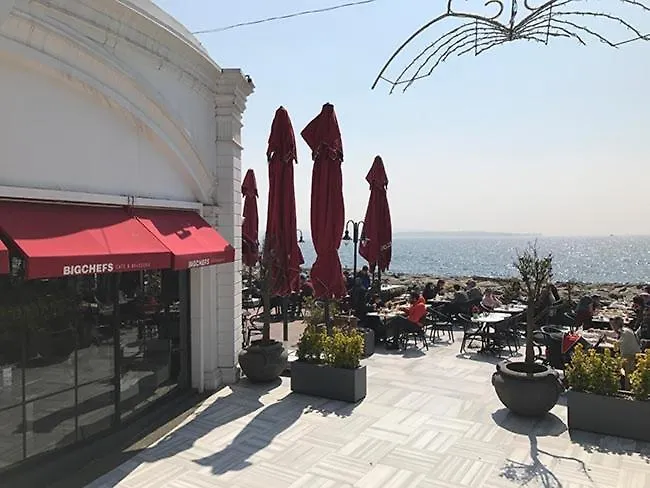 Wonderfully Located Seaside Residence 3 Minutes To Metro Istanboel